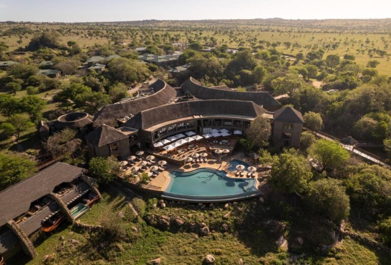 Die Four Seasons Safari Lodge Serengeti aus der Luft, mit ihrem Infinity-Pool inmitten der Baumsavanne