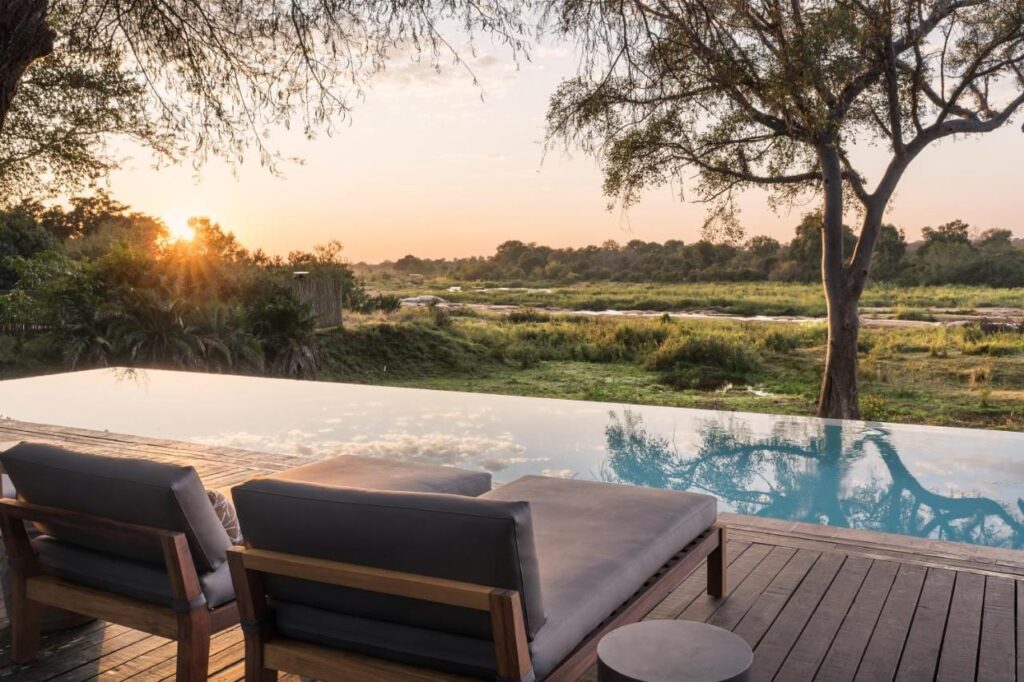 Der Infinity-Pool des Kruger Gate Hotels über dem Sabie bei Sonnenuntergang