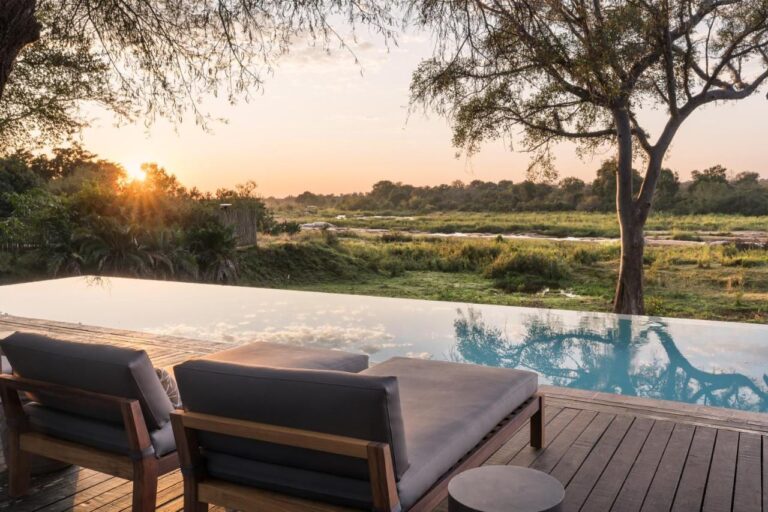 Der Infinity-Pool des Kruger Gate Hotels über dem Sabie bei Sonnenuntergang