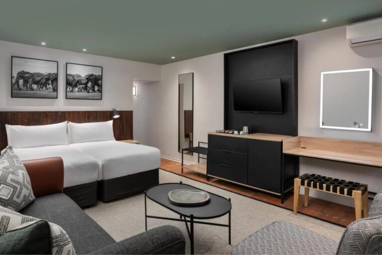 Ein Deluxe-Zimmer mit zwei Einzelbetten, Blick auf die Schreibecke