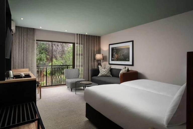 Ein Deluxe-Zimmer mit zwei Einzelbetten und Blick auf die Bäume