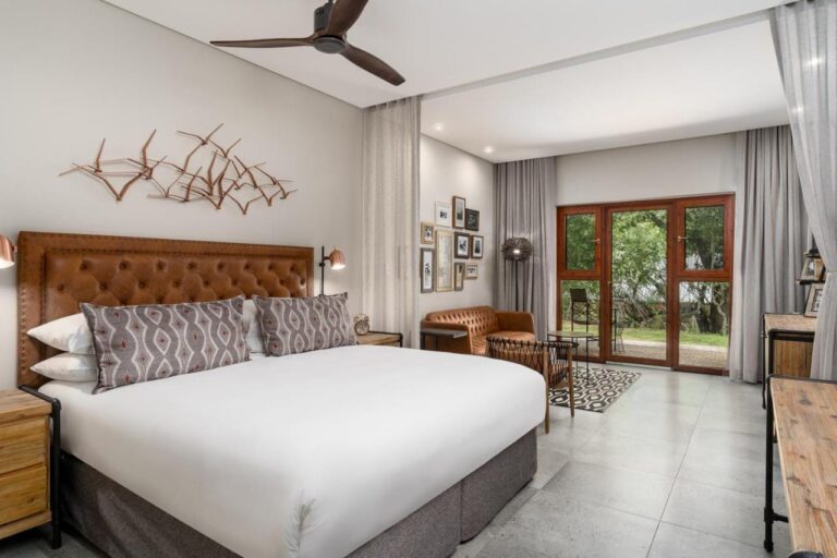 Ein Zimmer mit Ledermöbeln und einem Deckenventilator