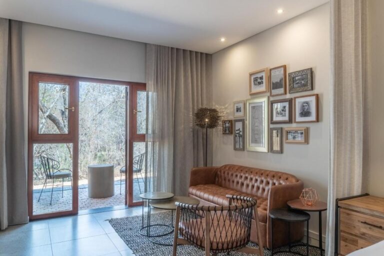 Der Wohnbereich eines Zimmers, offen zu einem Balkon