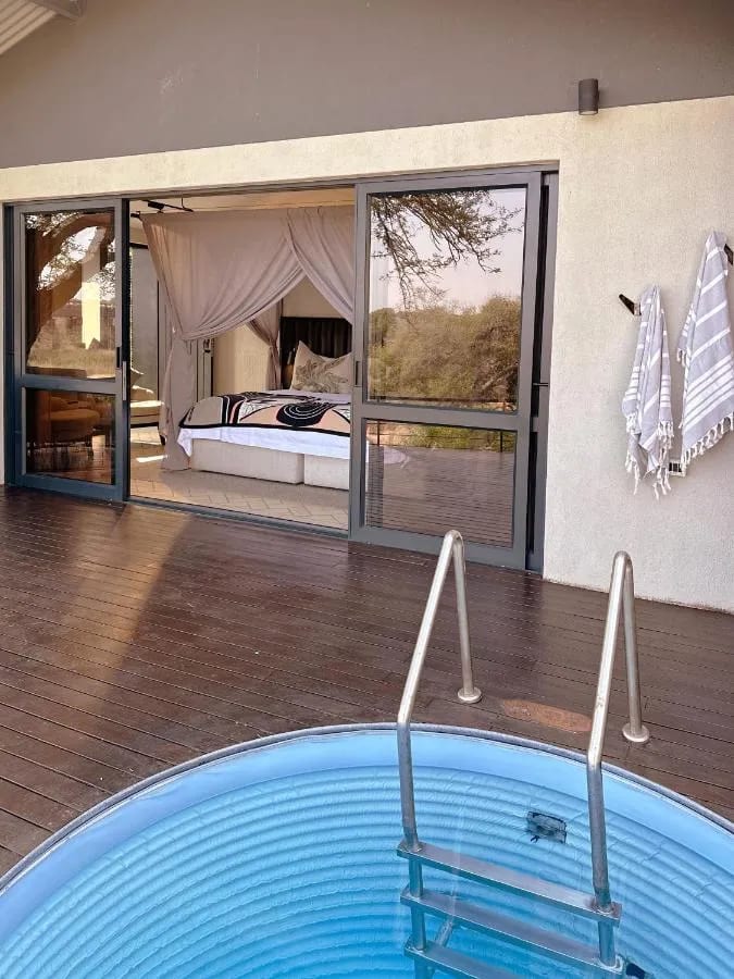 Der kleine runde Pool einer Suite auf der Holzterrasse vor dem Zimmer