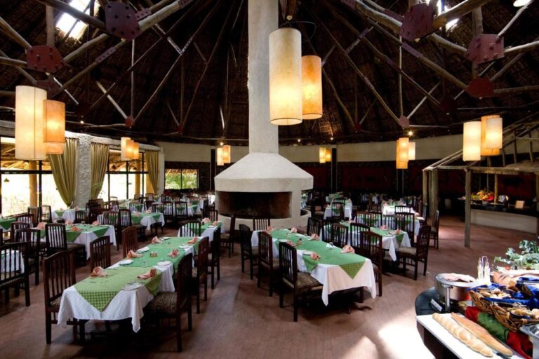 Der Speisesaal um seinen zentralen Kamin, rechts das Buffet