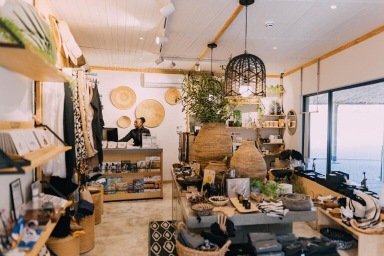 Der Laden der Lodge mit Kleidung, Korbwaren, Büchern und Dekorationsobjekten