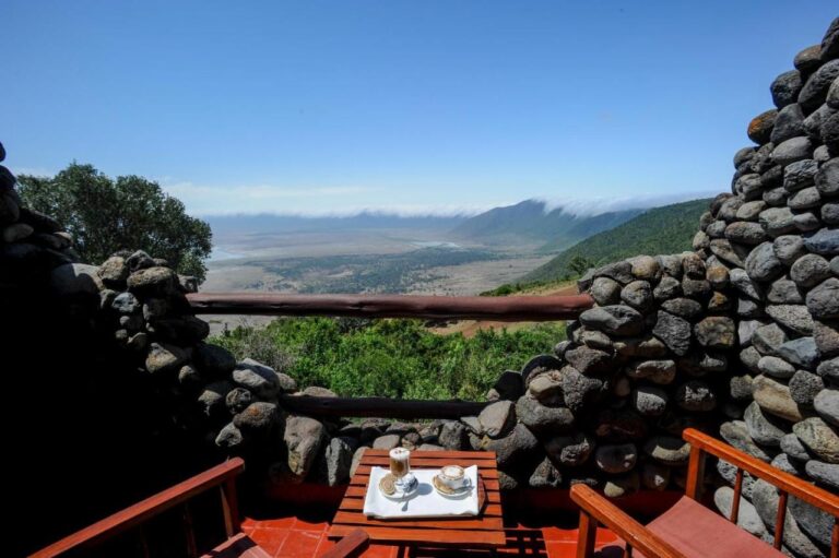 Zwei Kaffees auf einem Balkon der Ngorongoro Serena Safari Lodge, zwischen Steinmauern, hoch über dem Krater