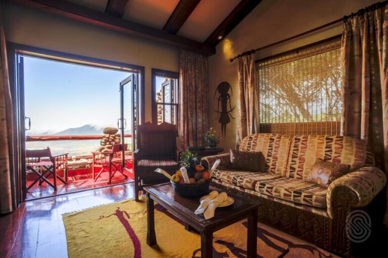 Das Wohnzimmer einer Suite, offen zu einem Balkon, mit Blick auf den Krater