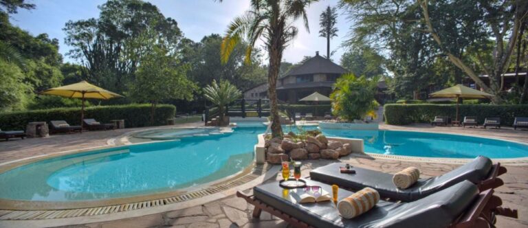 Der lagunenförmige Pool des Sarova Mara Game Camps rund um eine Felsinsel mit einer Palme