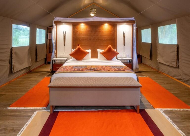 Ein großes Bett von vorn, zwischen zwei Reihen von Stofffenstern