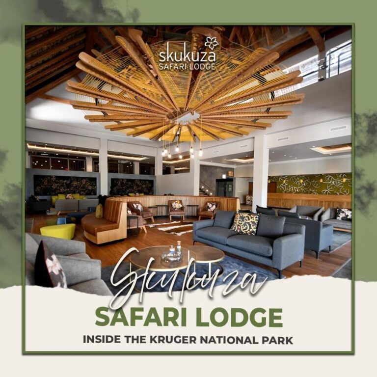 Die Lounge in der Lobby der Skukuza Safari Lodge unter ihrer sternförmigen Decke aus Holzlatten, darüber der Name der Lodge