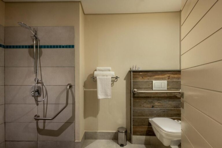 Ein Bad mit ebenerdiger Dusche, Haltegriffen und Hänge-WC