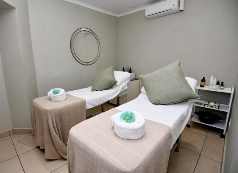 Ein Behandlungsraum des Spas mit zwei Massageliegen