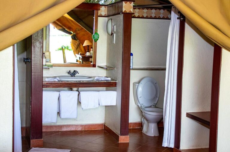 Das Bad eines Zelts mit Waschbecken, WC und Duschvorhang