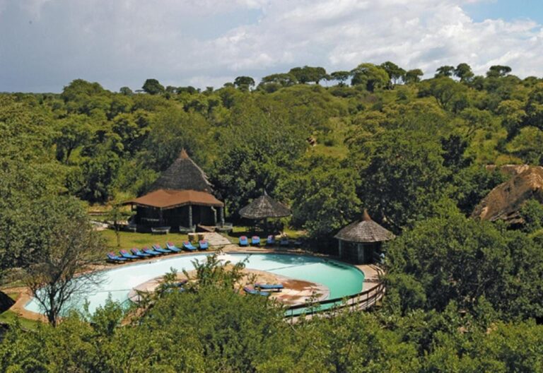 Der Pool der Tarangire Sopa Lodge von oben, umgeben von Busch